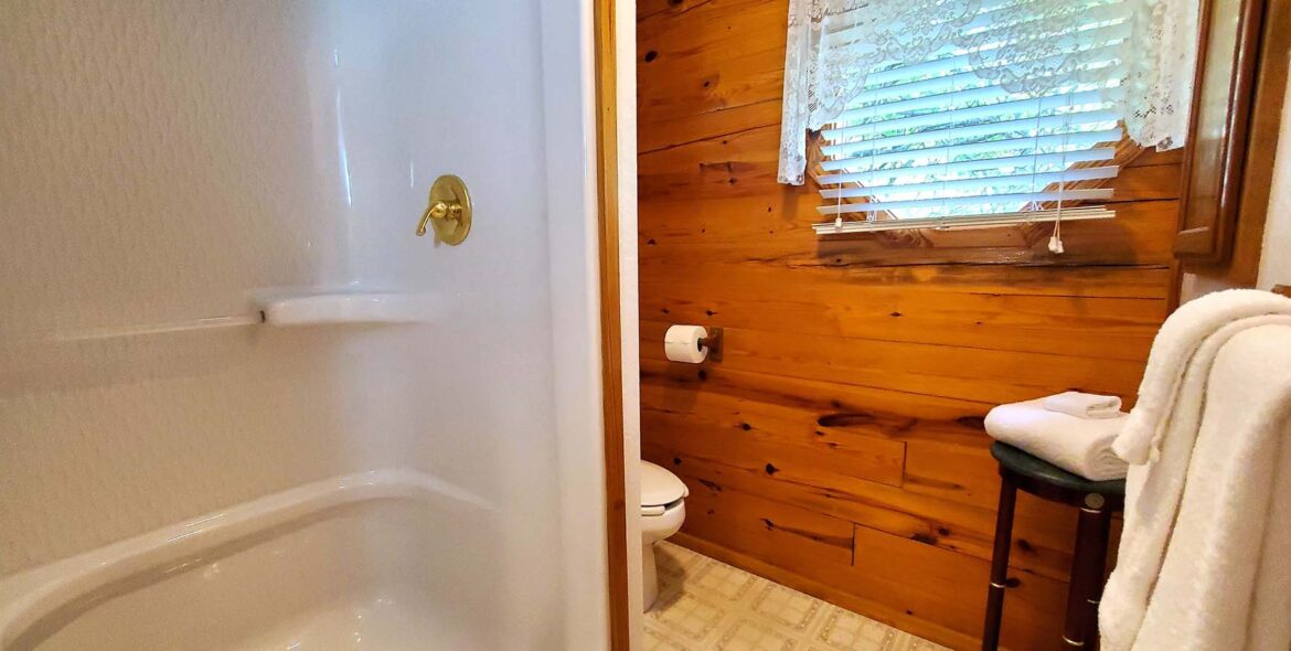 Country Rose Cabin Bathroom