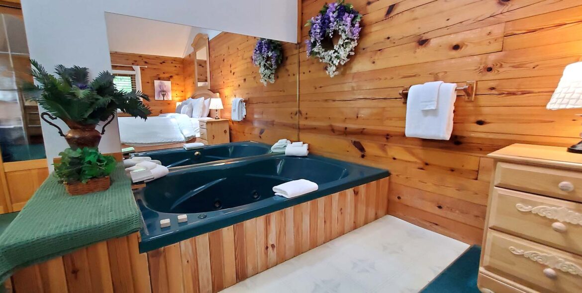 Woodland Violets Cabin Jetted Spa Tub