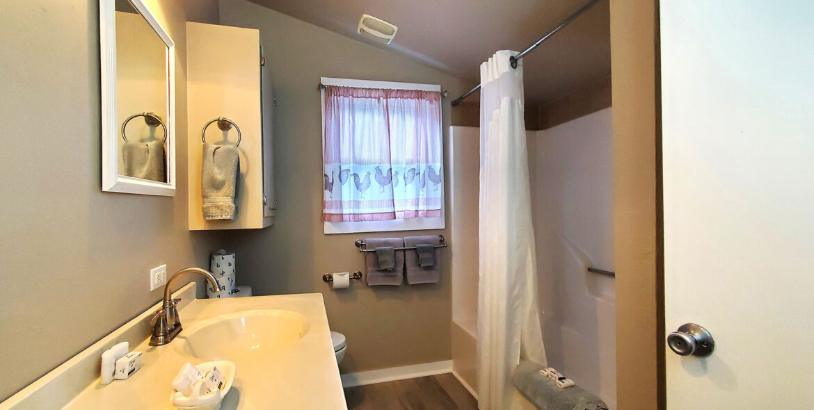 Farm House Cabin A Bathroom