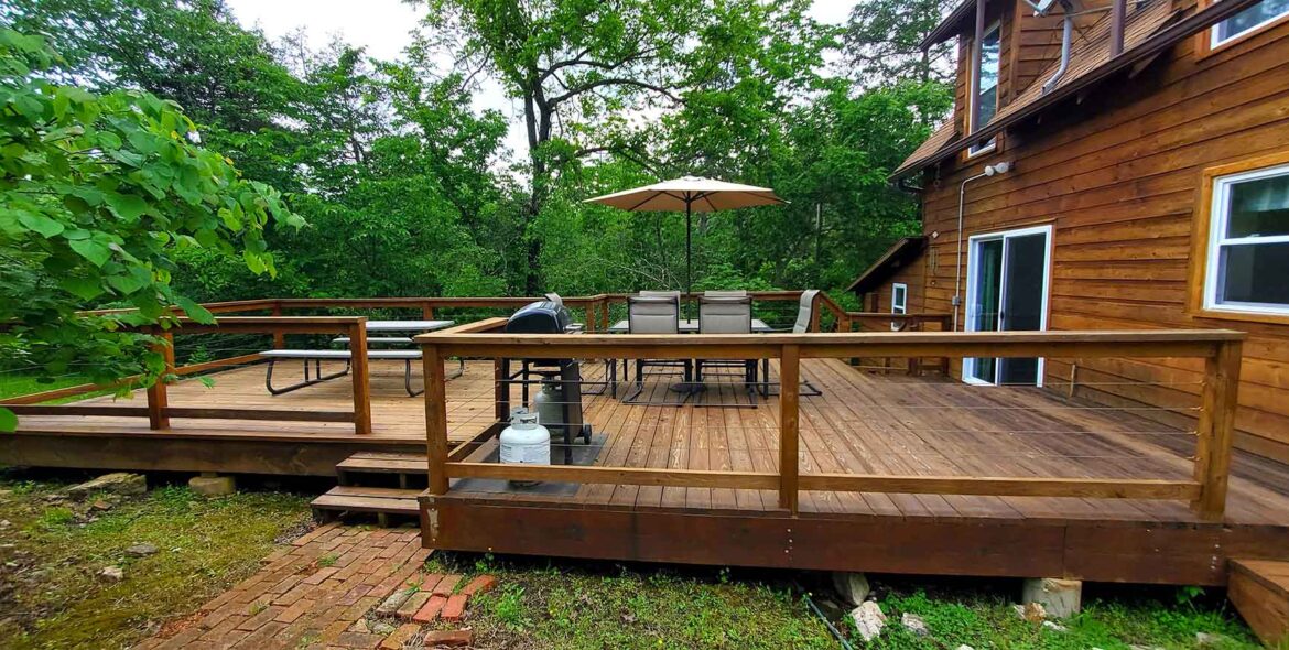 Farm House Cabin A Deck