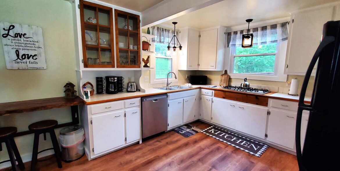 Farm House Cabin A Full Kitchen