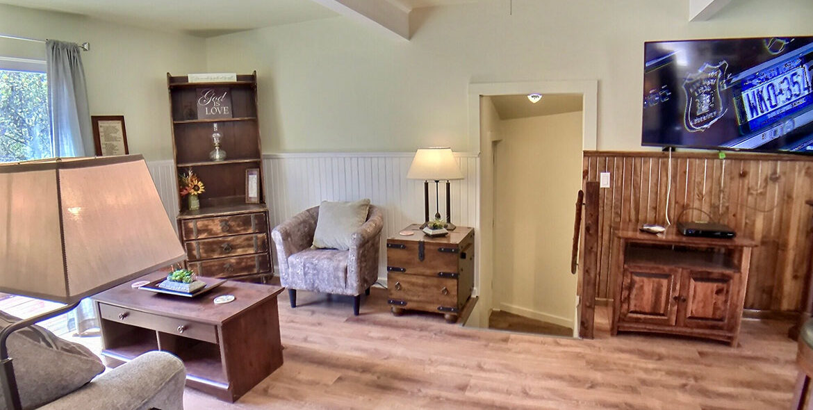 Wisteria Lane Lodging - Farm House Cabin Living Room