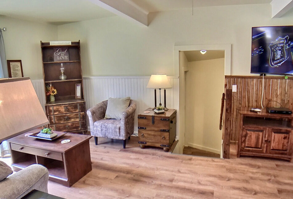 Wisteria Lane Lodging - Farm House Cabin Living Room