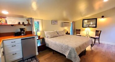 Wisteria Lane Lodging Farm House Studio B