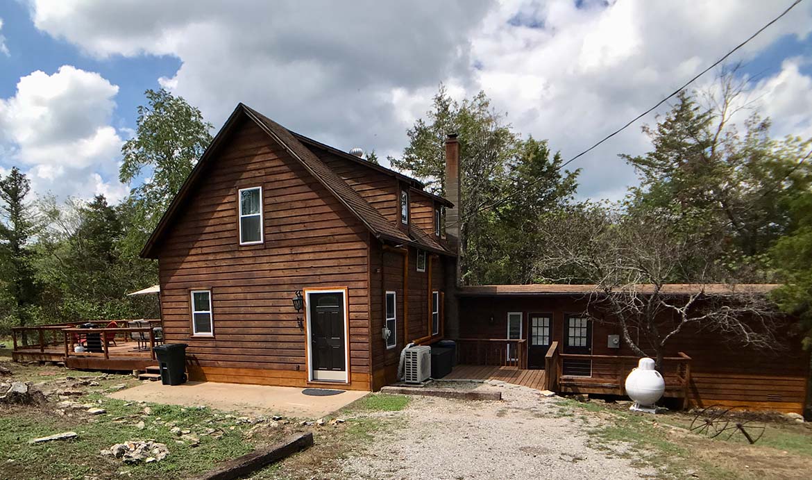 Wisteria Lane Lodging - Eureka Springs Cabin - The Farm House & Studio Cabin